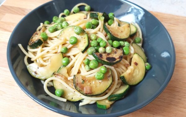 cukkinis zöldborsós tészta